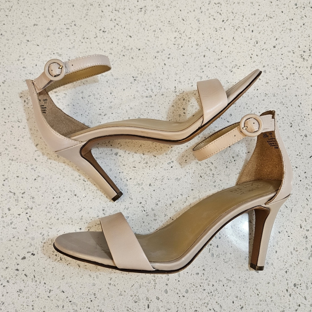 NEW Naturalizer 10W Leather never worn single strap 3-1/4 inch heel Beige